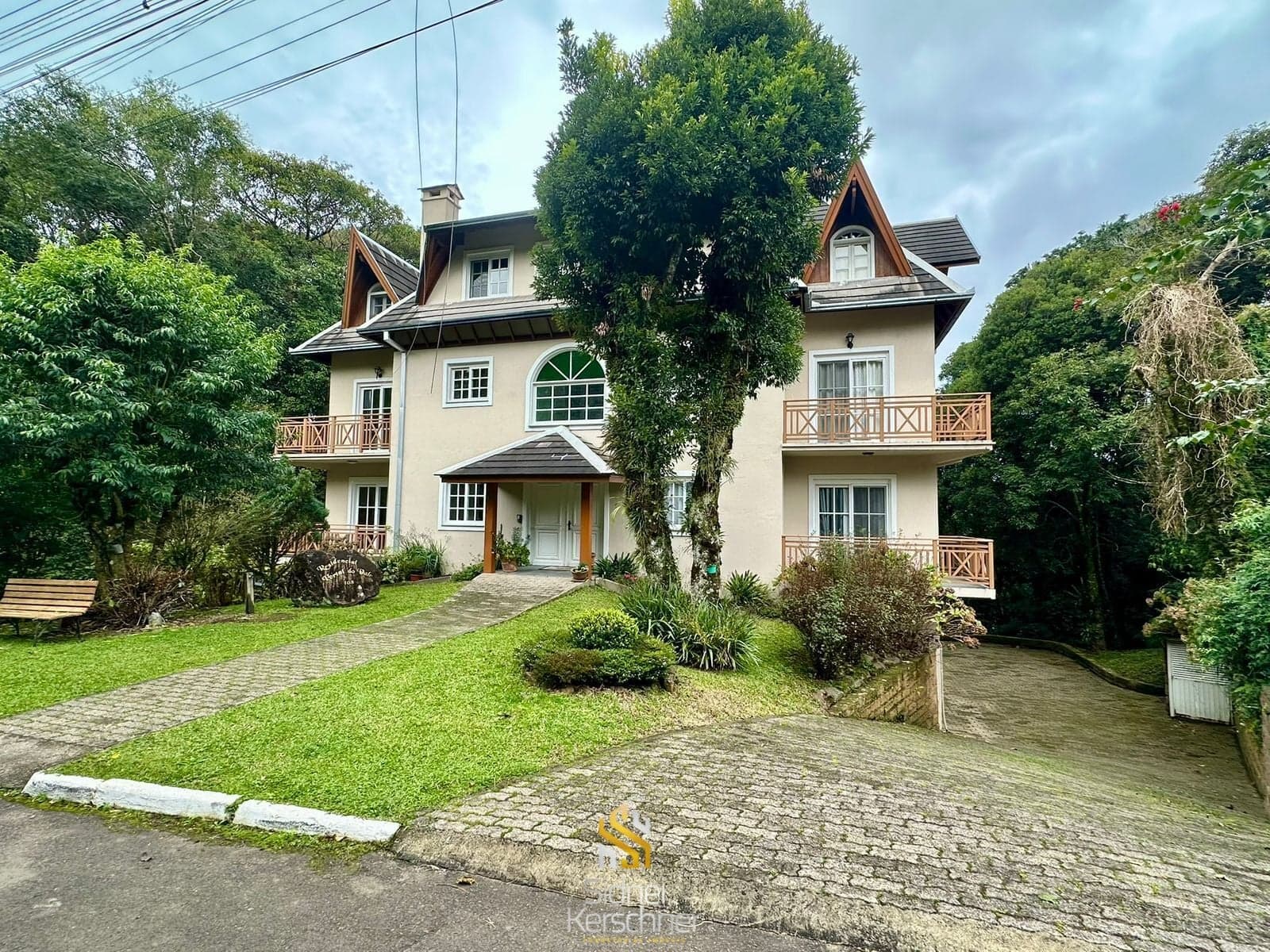 Seu refúgio no centro de Gramado: 2 dorm + mezanino com vista para o vale
