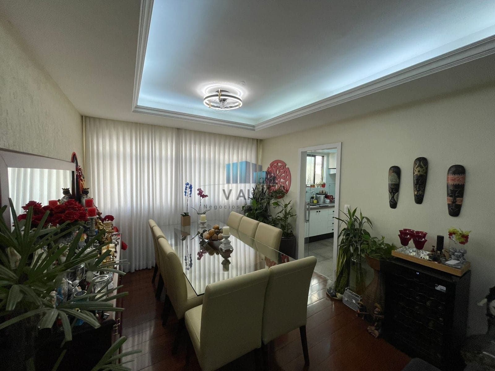 Apartamento com 3 quartos, 2 vagas paralelas. À venda, no bairro Silveira!