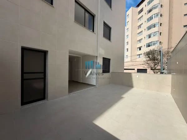 Apartamento área privativa, 3 quartos sendo 01 suíte, 2 vagas. À venda, no bairro Cidade Nova!
