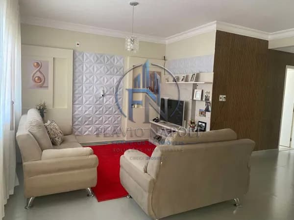 Casa Térrea à Venda no Centro de Guaratinguetá – 3 Dormitórios, Espaço Gourmet e Garagem para 4 Carros