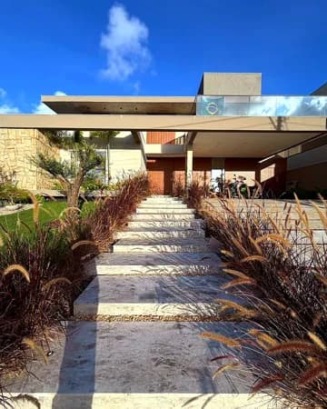 Casa com projeto autoral no Alphaville Litoral Norte — porteira fechada