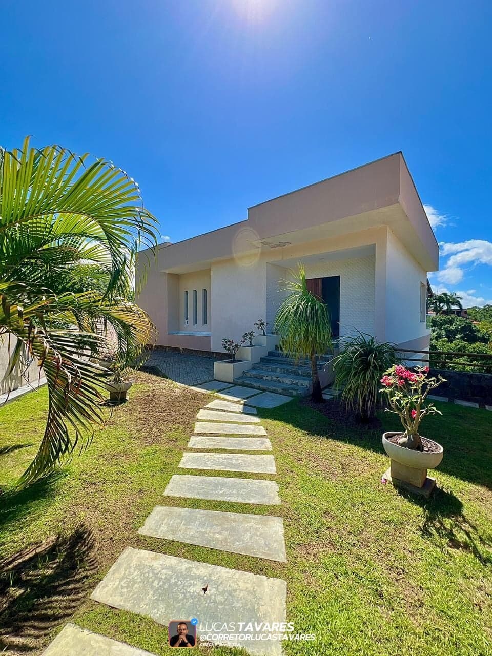 Casa de alto padrão com 2.264m² de terreno e vista para lagoa — Condomínio Albatroz, Jauá