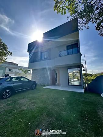 Casa para aluguel no Alphaville Litoral Norte II com 5 suítes, vista para a reserva e piscina de borda infinita