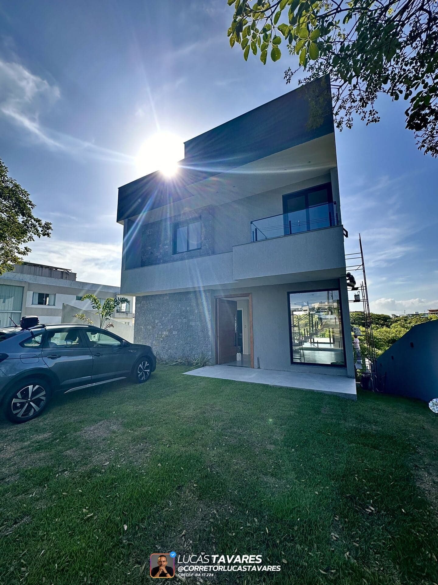 Casa para aluguel no Alphaville Litoral Norte II com 5 suítes, vista para a reserva e piscina de borda infinita