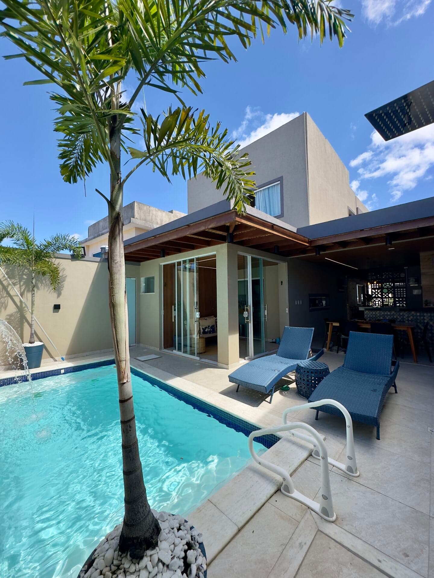 Casa à venda em Caji, Lauro de Freitas, com energia solar e piscina com hidromassagem