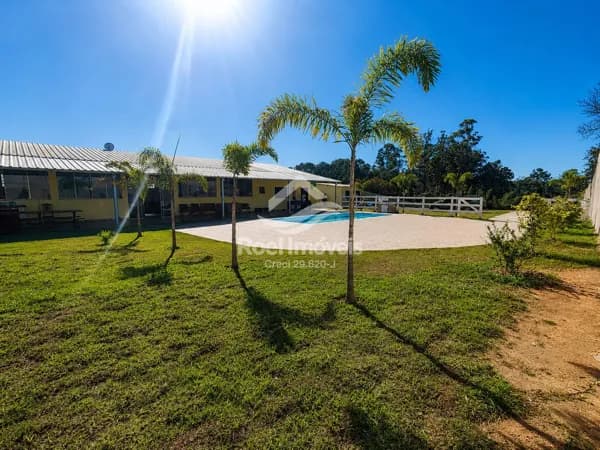 Chácara em Sorocaba — 2.010 m², piscina, salão de festas e área gourmet com forno a lenha