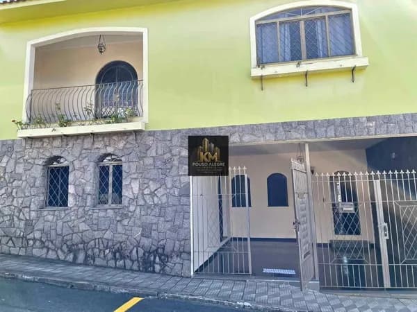 Casa ampla com piscina na região central de Pouso Alegre - R$900.000,00