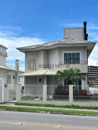 Casa com 3 Suítes, Espaço Gourmet e Amplo Quintal à Venda na Pedra Branca