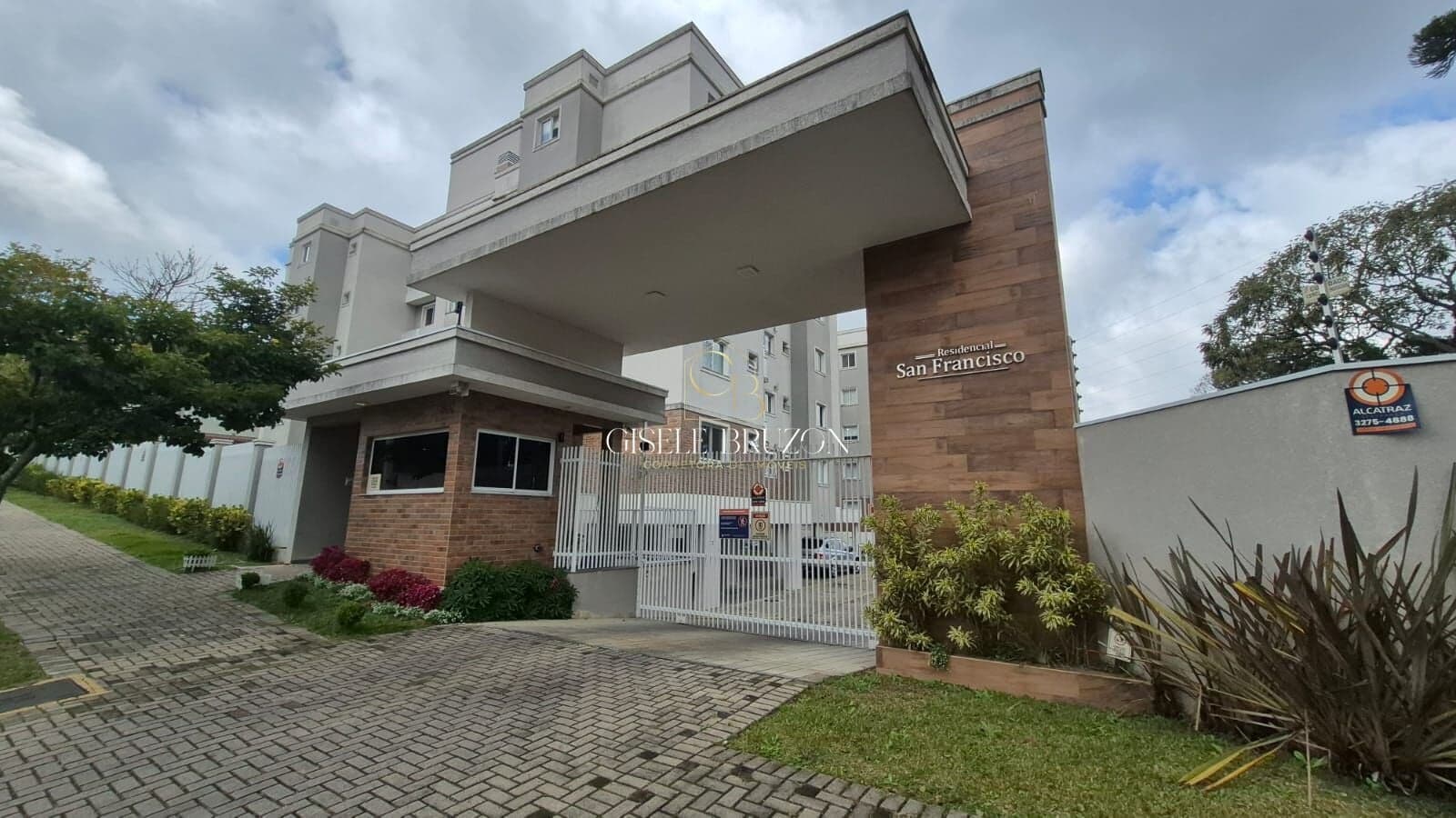 APARTAMENTO SEMI MOBILIADO, COM 2 VAGAS, ELEVADOR E ÁREA DE LAZER