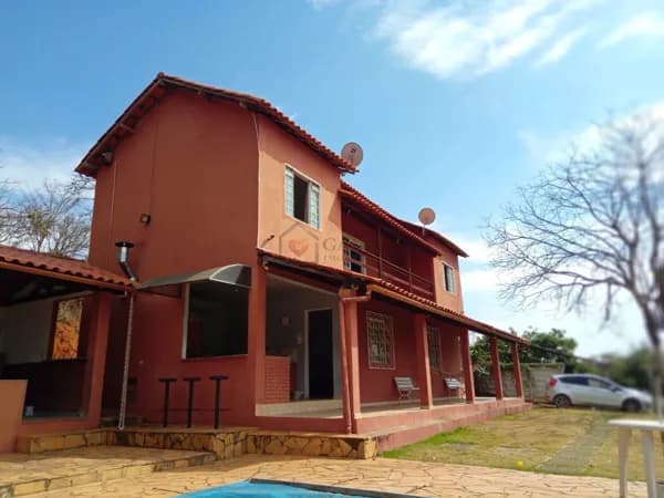 SÍTIO À VENDA COM PORTEIRA FECHADA!