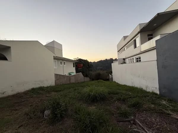 Lote no condomínio lagoa dos Ypes
