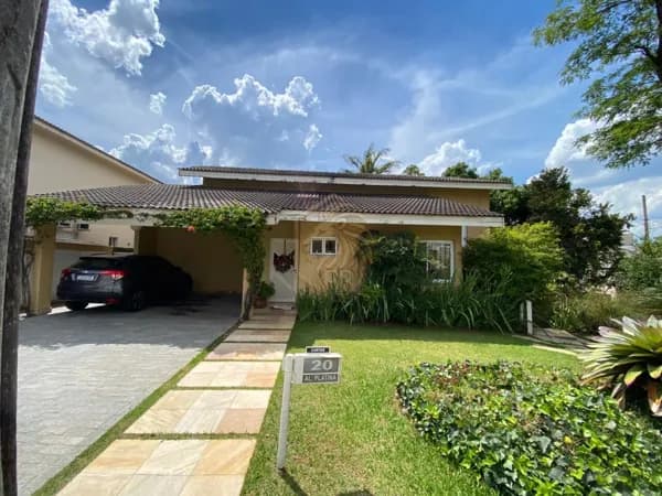 Casa em Santana de Parnaíba - Alphaville