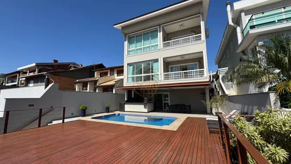 Casa em Santana de Parnaíba - Alphaville