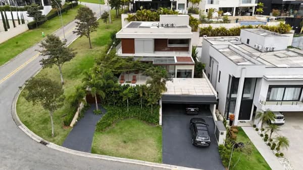 Casa em Santana de Parnaíba - Alphaville