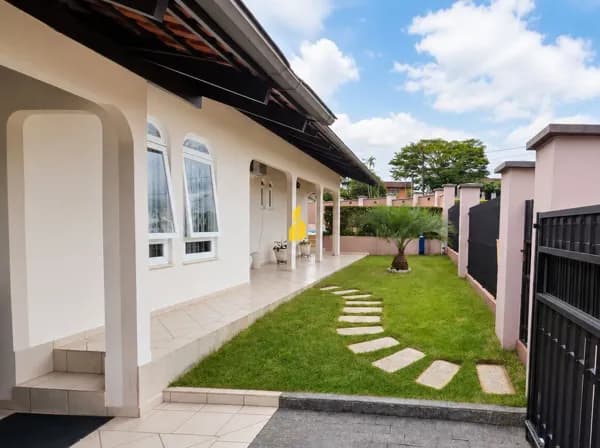 Belíssima casa espaçosa com piscina, pomar e amplo terreno no bairro Imigrantes, em Timbó