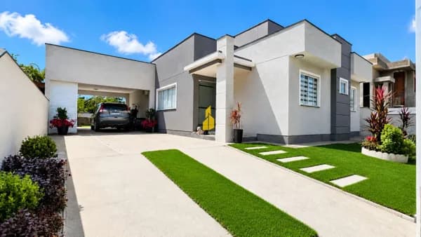 Casa de alto padrão com piscina, porteira fechada e pronta para morar em uma das melhores regiões de Timbó