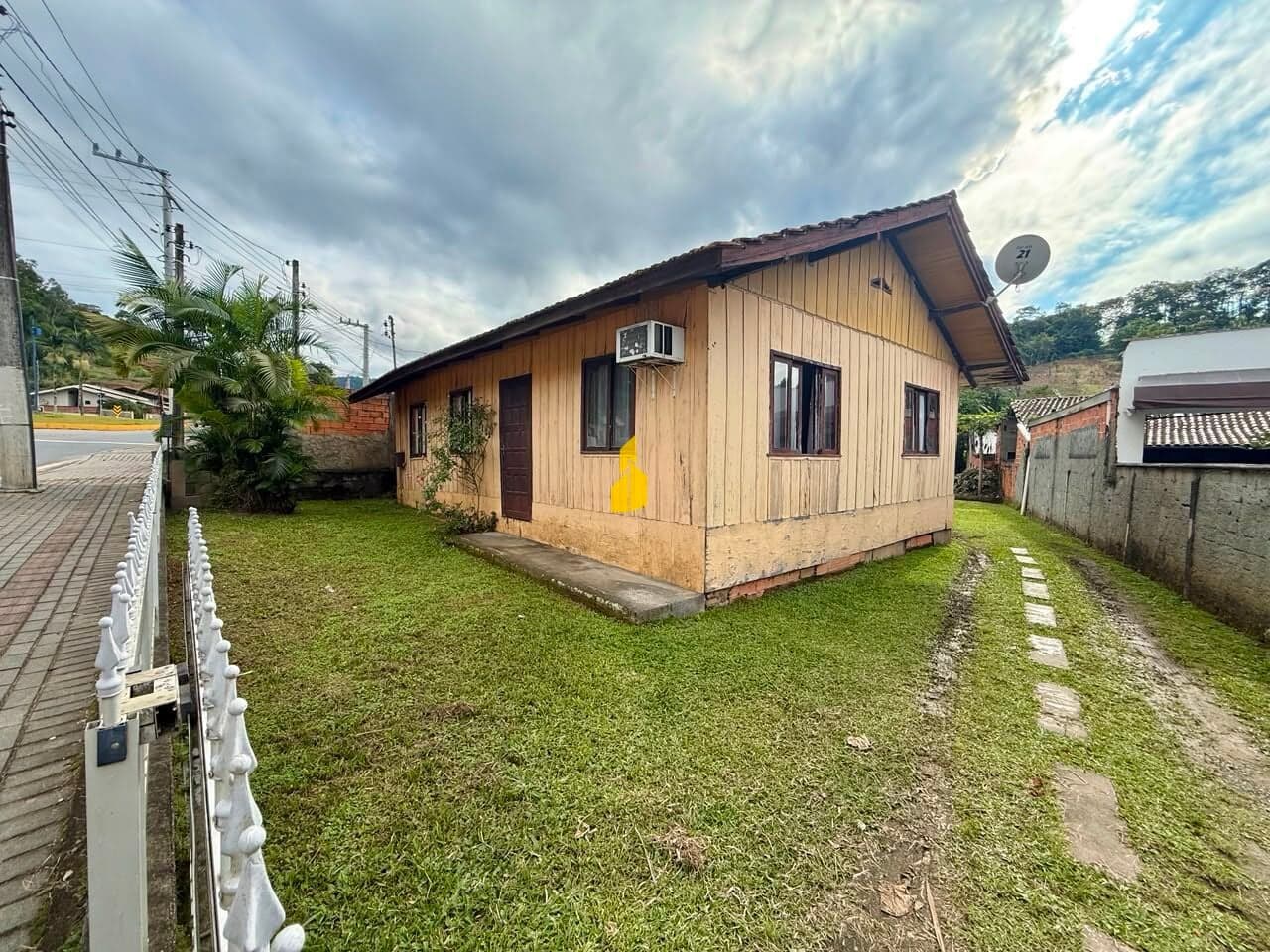 Casa com 03 dorm. em um terreno com 740 m² à venda em Timbó