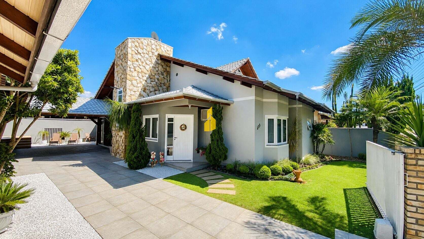Casa de alto padrão com piscina aquecida, semimobiliada e espaço comercial em localização nobre de Indaial