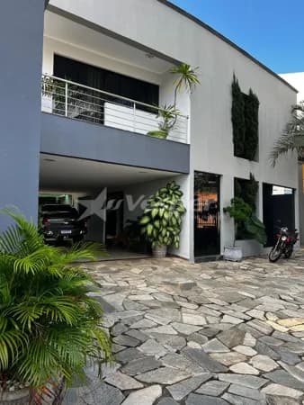 Sobrado imponente no bairro Jardim Goiás, em Goiânia-GO