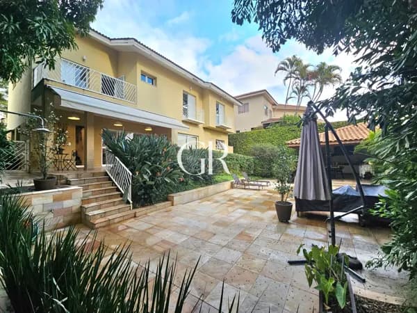 Casa em Santana de Parnaíba - Alphaville