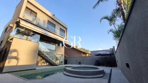 Casa em Santana de Parnaíba - Alphaville