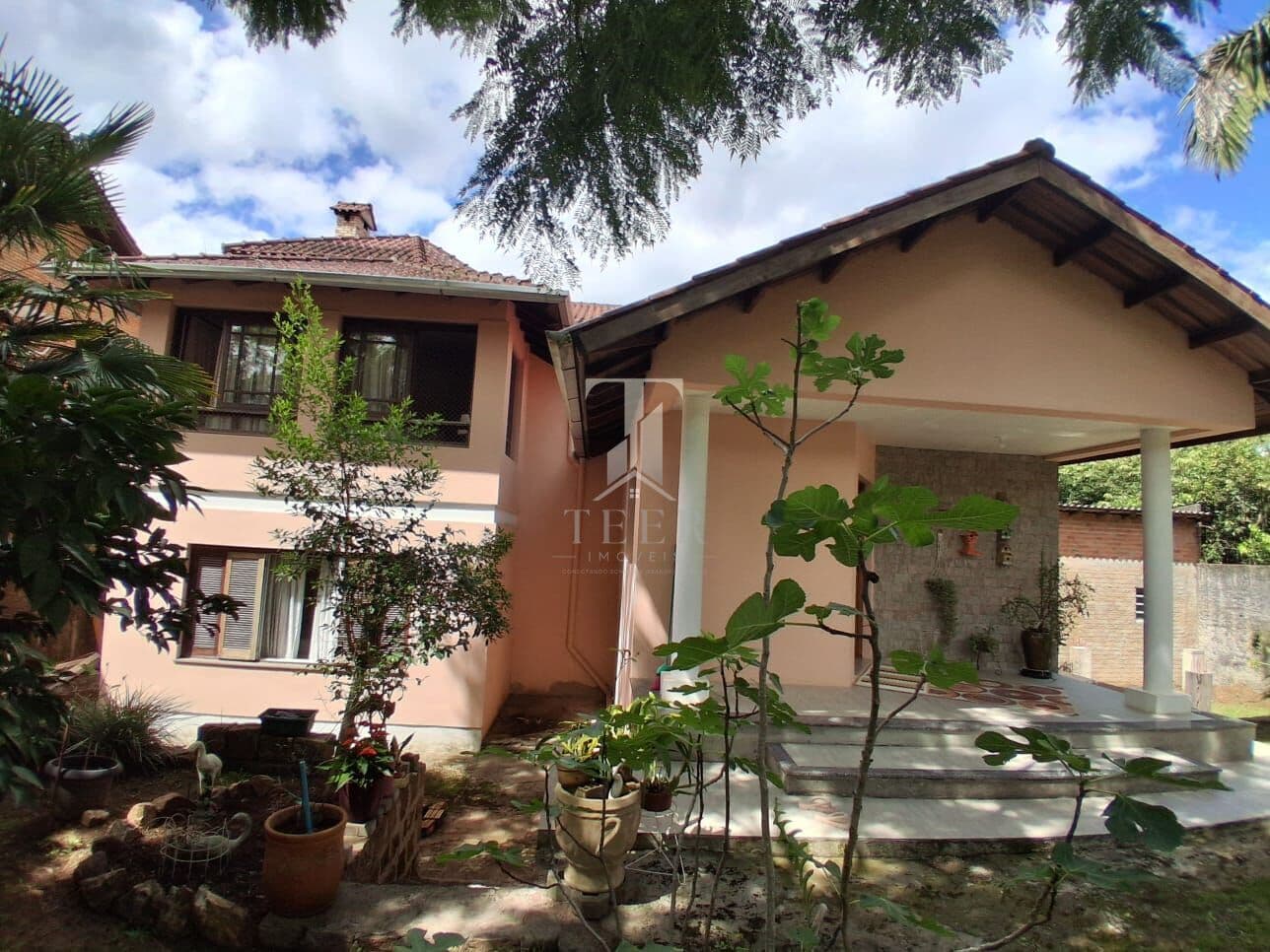 Casa Padrão 4 dormitórios sendo 3 suítes