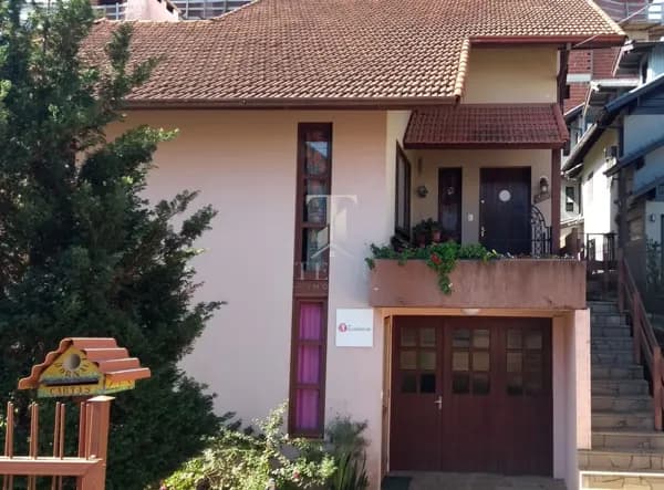 Casa Triplex 3 dormitórios 3 banheiros lareira, churrasqueira.