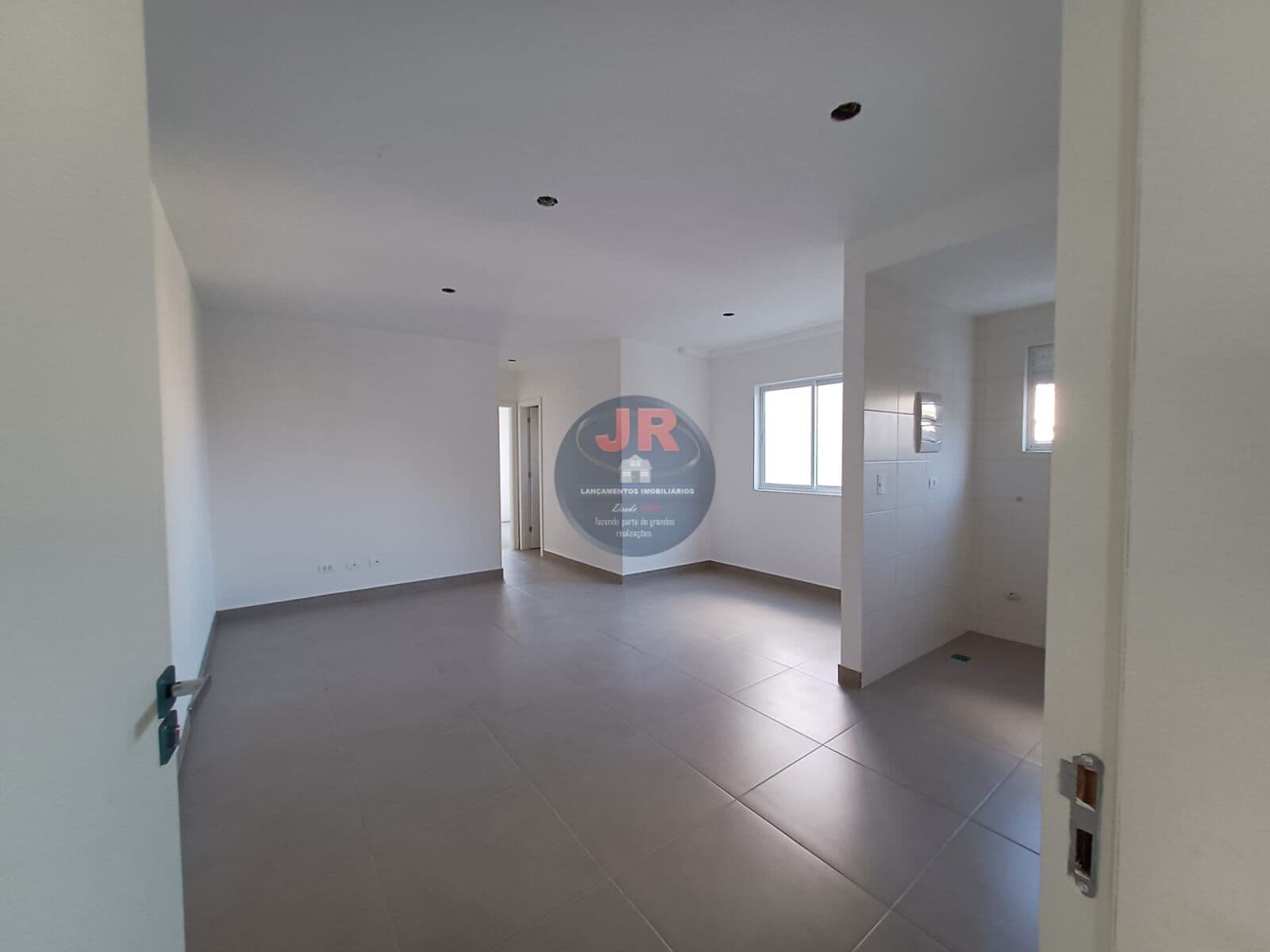 Apartamento de dois quartos com uma bela sacada, na melhor localização do Fazendinha