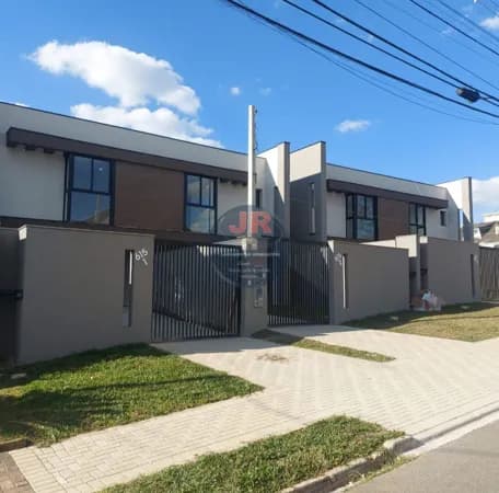 Lindo sobrado no Atuba com um belo quintal nos fundos, 3 quartos sendo uma suíte
