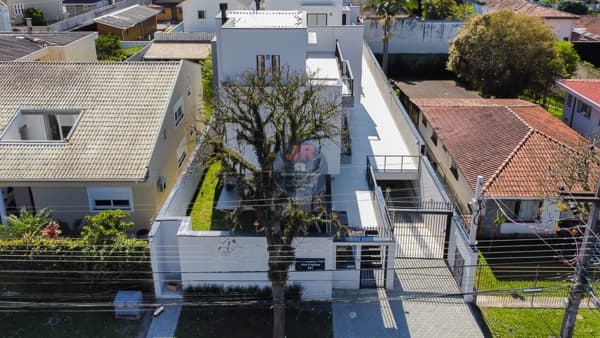 Sobrado triplex com 3 vagas no subsolo lado a lado 3 quartos sendo 1 suíte e terraço com banheiro a venda no guabirotuba