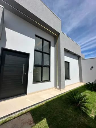 Casa 3 quartos, 1 é suíte com closet, 2 vagas de garagem coberta