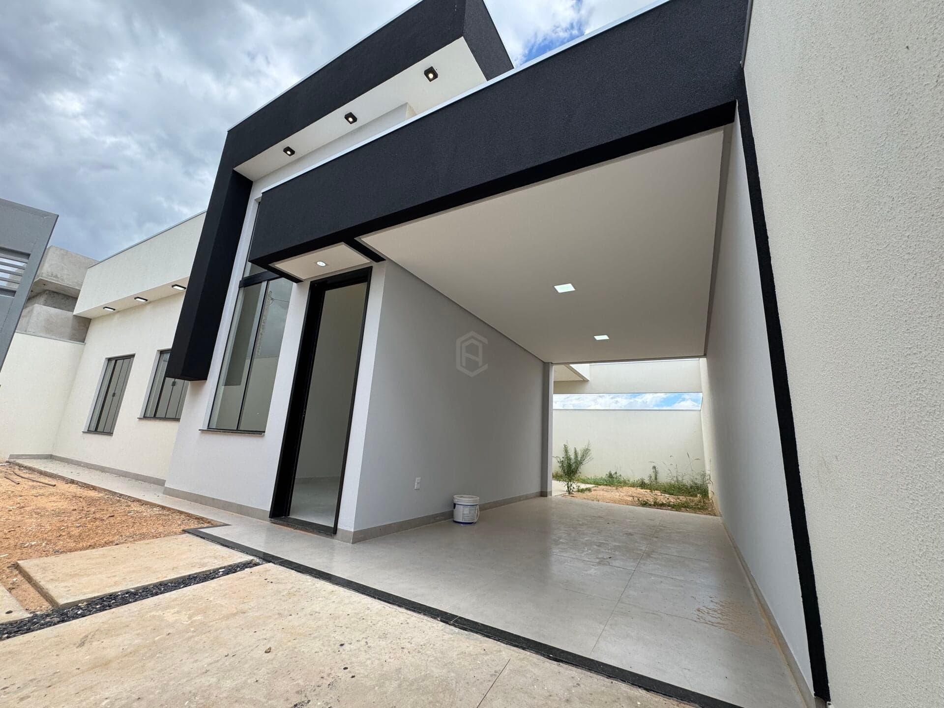 Casa 3 quartos, 1 é suíte; Garagem Coberta; área gourmet