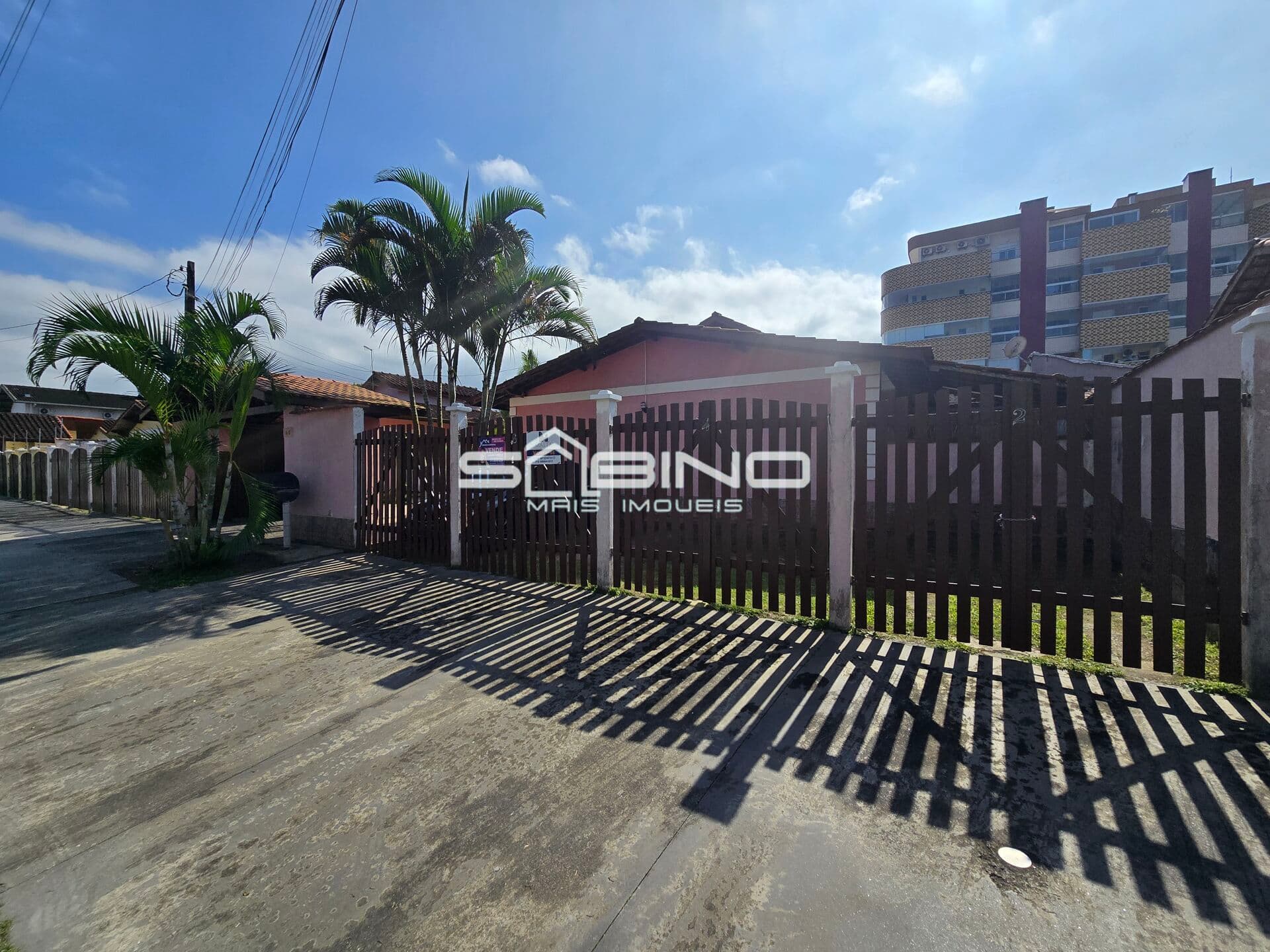 Imobiliária em Bertioga, Casa em Villagio à Venda no Bairro Maitinga, com 2 dormitórios, 53,98m² de área útil, 1 vaga Praia do Sesc Bertioga SP.