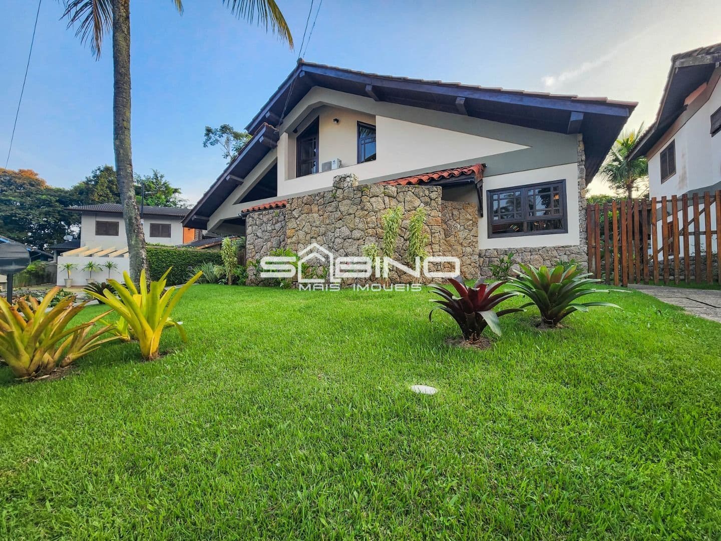 Imobiliária na Riviera, Casa à venda no condomínio Quatro Palmeiras, com 5 dormitório sendo 2 suítes 179m² de área útil- Riviera de São Lourenço.