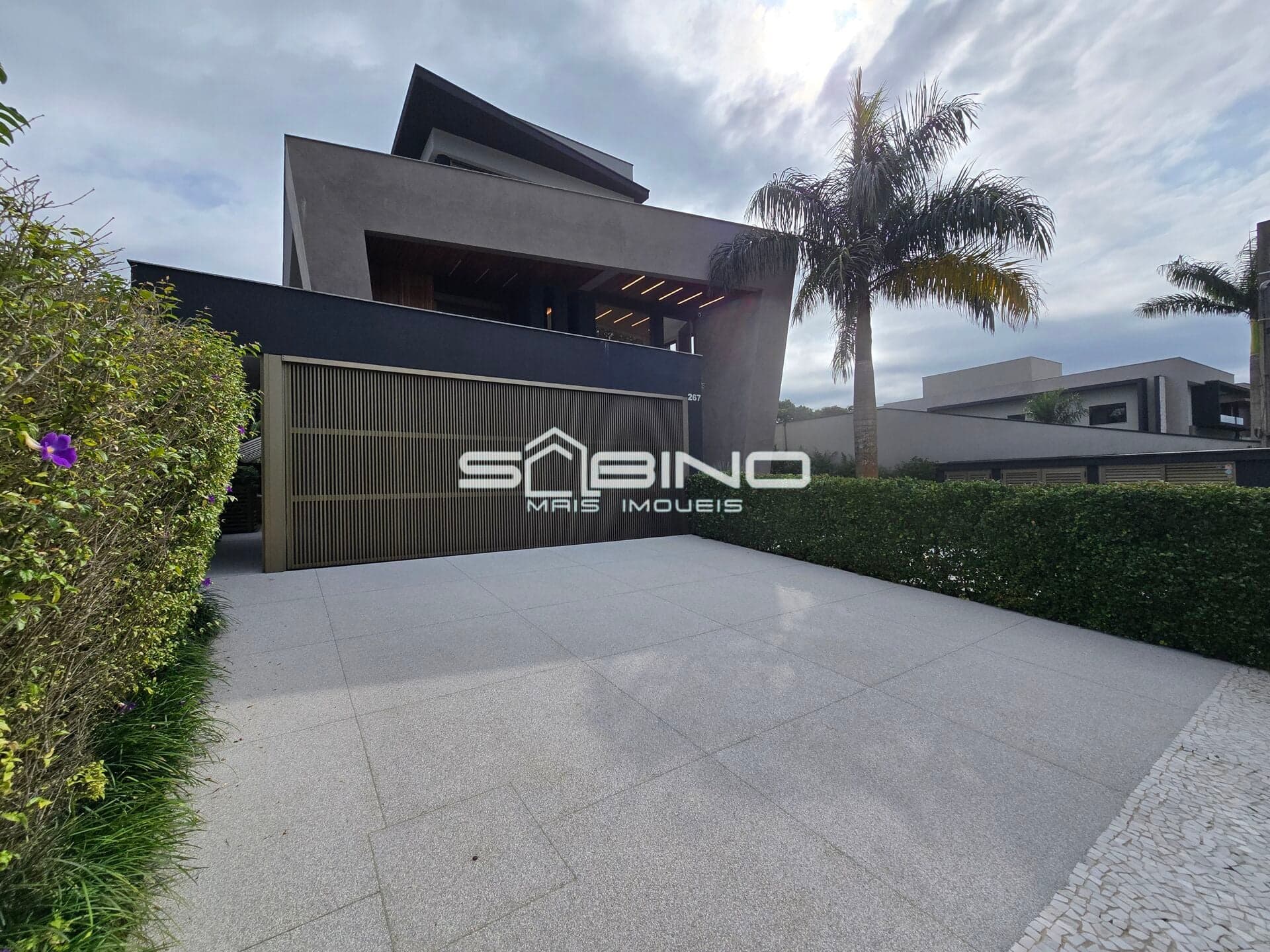 Imobiliária na Riviera, Mansão Térrea à Venda em Riviera, Localizada no módulo 17, com 5 suítes e 698m² de área útil, 7 vagas