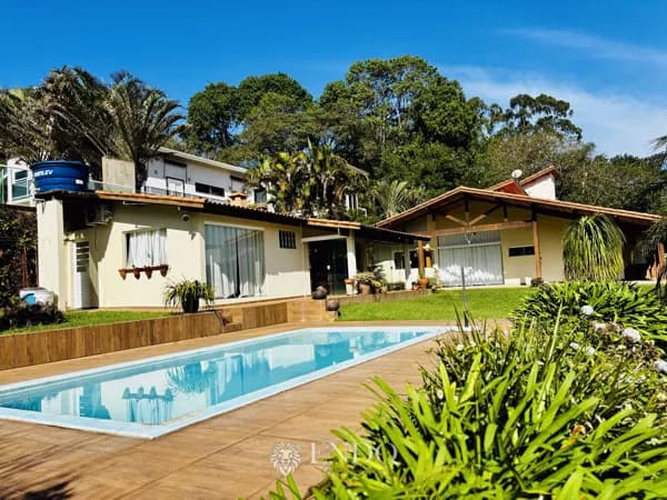 Casa de Campo no Condomínio Colinas de Ibiúna | 4 Dormitórios, Piscina e Área Gourmet