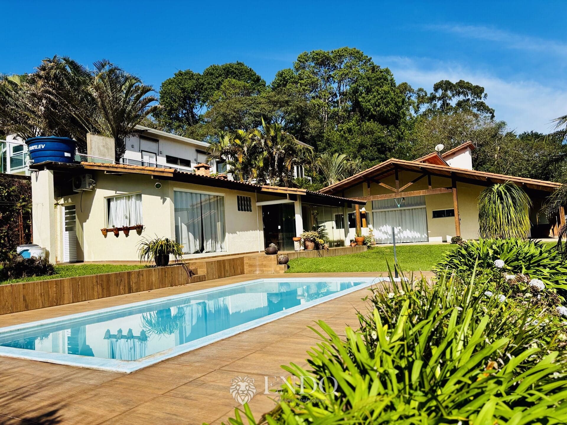 Casa de Campo no Condomínio Colinas de Ibiúna | 4 Dormitórios, Piscina e Área Gourmet