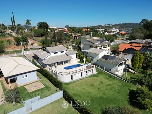 Chácara com Vista Encantadora em Condomínio Fechado em Ibiúna | 3 Suítes e Área Gourmet Envidraçada