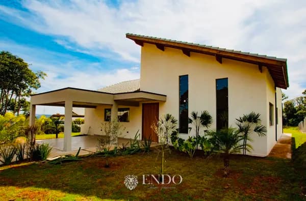 Casa Nova em Condomínio Fechado em Ibiúna | 3 Suítes, Piscina e Terreno Plano de 1.000m²