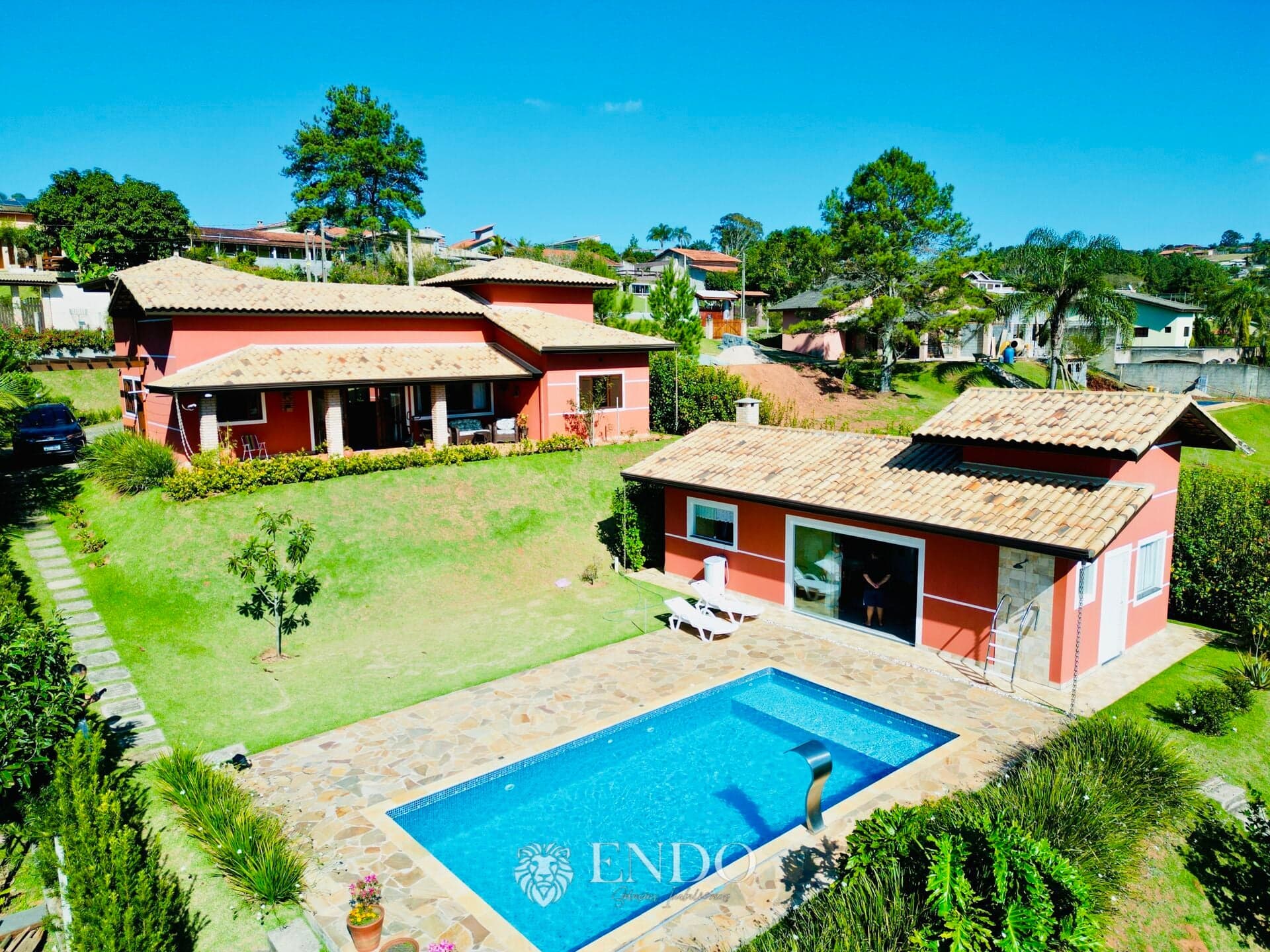 Chácara com Vista para o Pôr do Sol em Condomínio Fechado em Ibiúna | Piscina Aquecida e 1.000m²