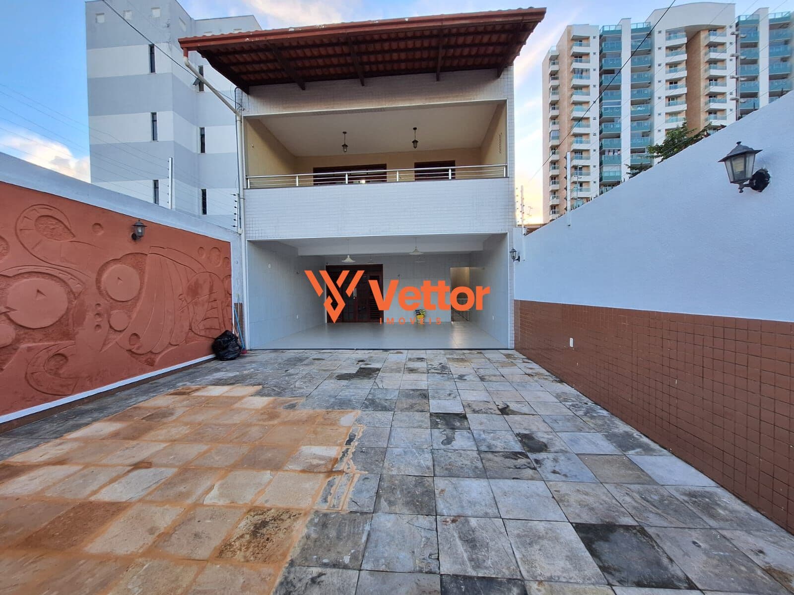CASA COM 6 QUARTOS, 4 VAGAS, PARA ALUGUEL NA SAPIRANGA