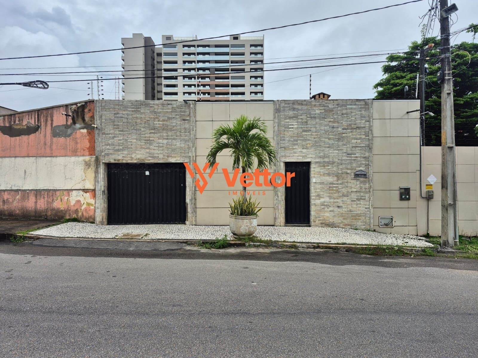 Casa Duplex com 06 dormitórios
