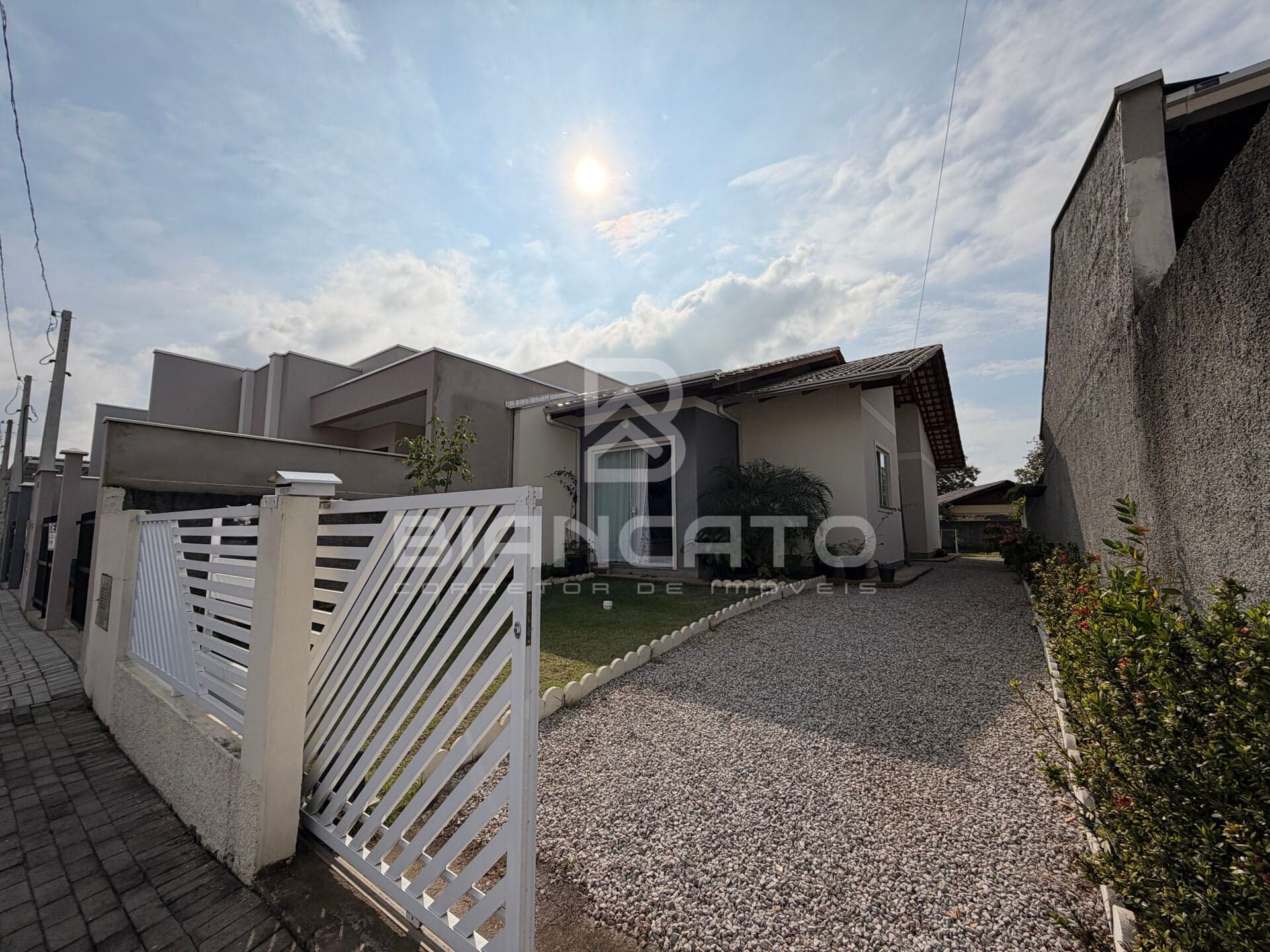 CASA SEMIMOBILIADA EM UMA DAS MELHORES LOCALIZAÇÕES DE INDAIAL!