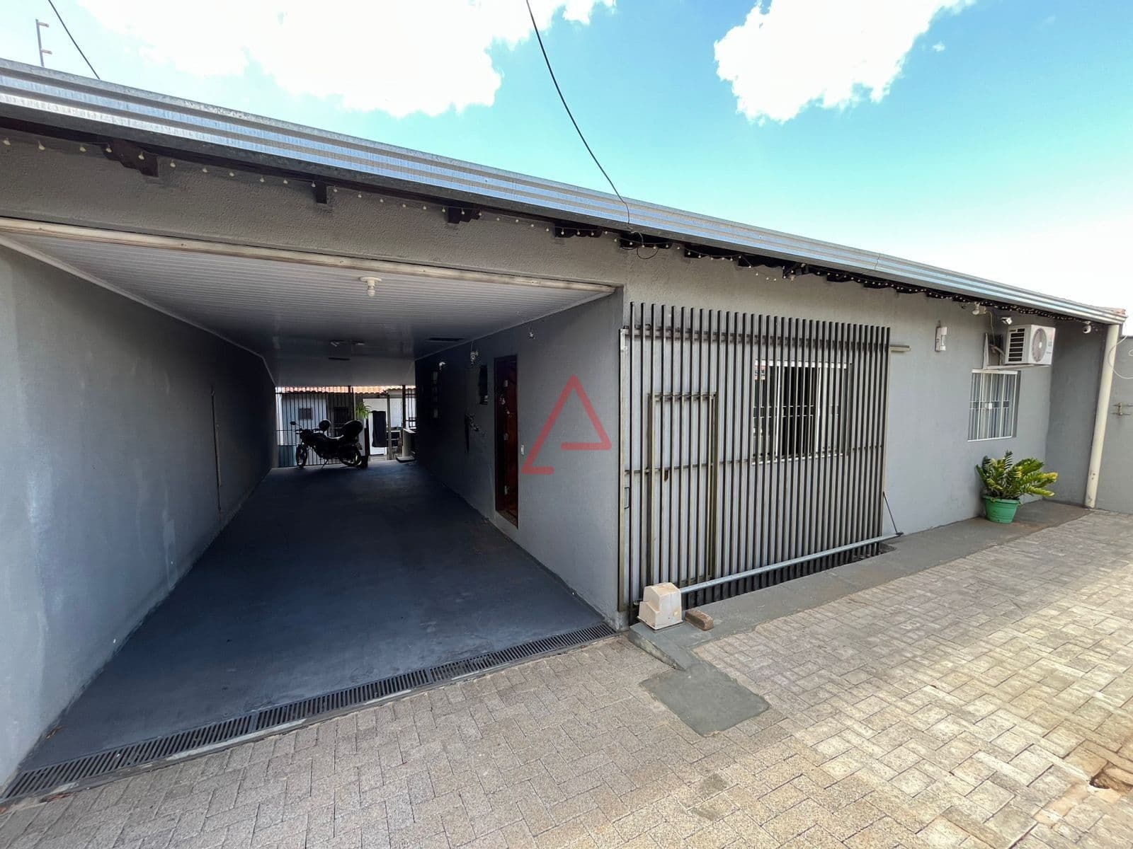Casa com 3 Quartos à Venda, 183m² por R$380.000,00, Jardim do Sol, Londrina-PR