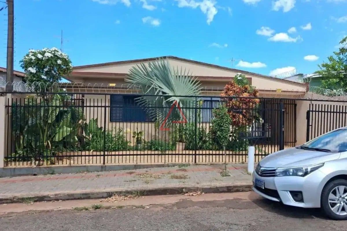Casa com 3 Quartos à venda, 189m² por R$550.000,00, Vânia, Londrina-PR
