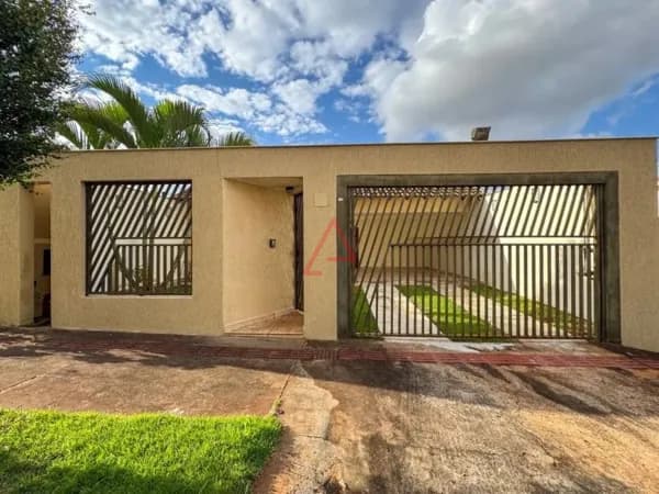 Casa com 3 Quartos para alugar, 200m² por R$6.000,00, Universitário, Londrina-PR