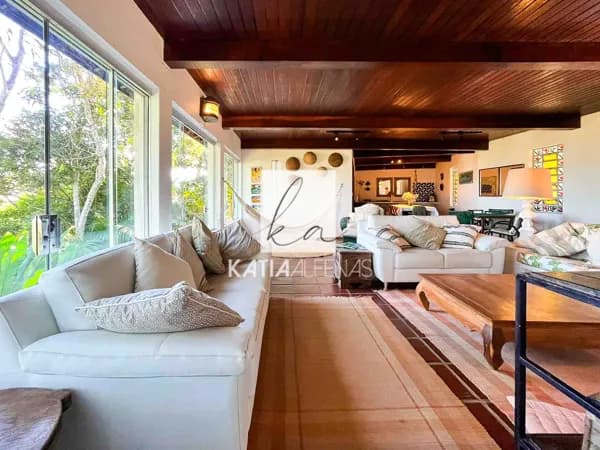 Casa de Alto Padrão em Meios-Níveis | Terreno 990m²