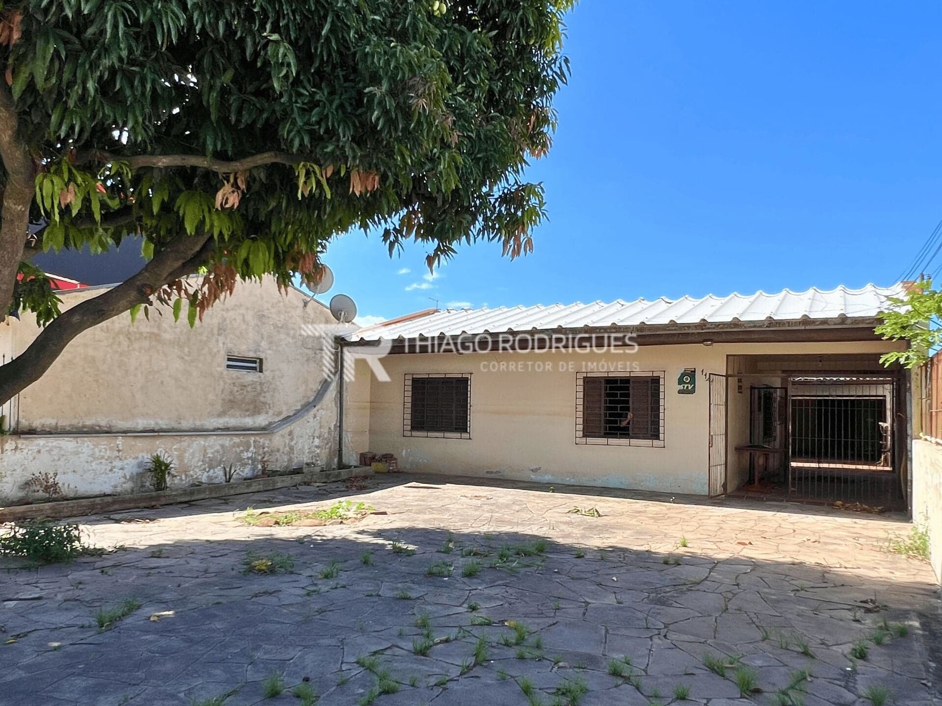 Casa térrea à venda no Centro de Canoas com amplo terreno e potencial comercial