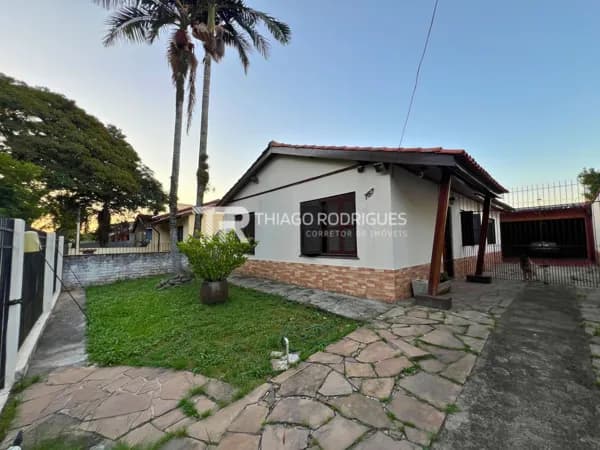 Casa térrea à venda com 4 dormitórios no bairro Harmonia em Canoas, terreno de 300 m² e frente para área verde