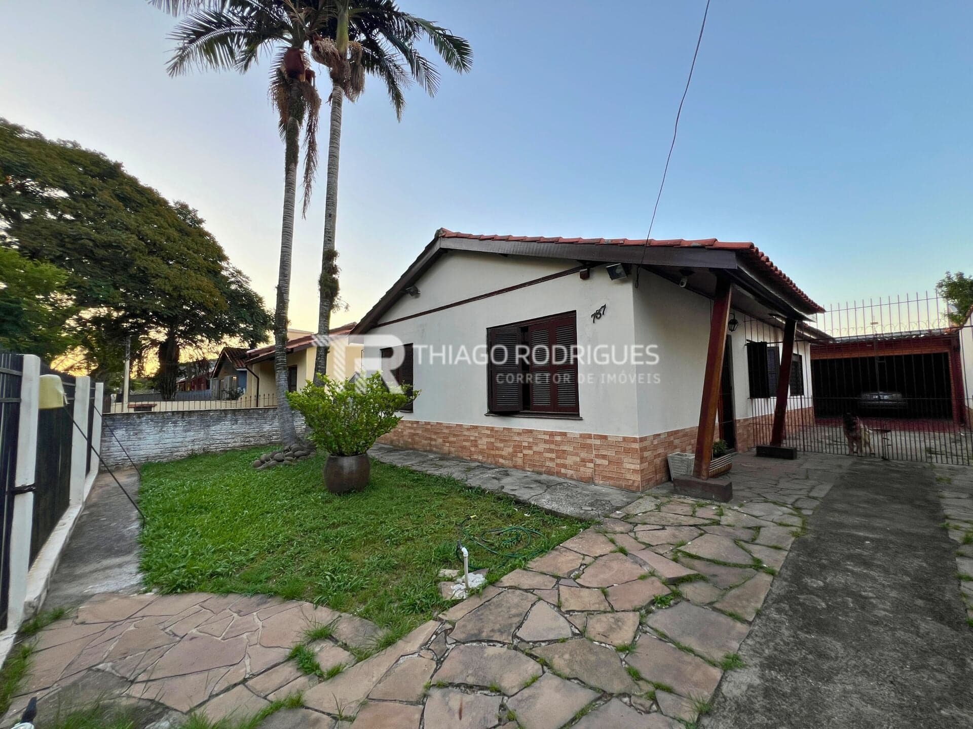 Casa térrea à venda com 4 dormitórios no bairro Harmonia em Canoas, terreno de 300 m² e frente para área verde